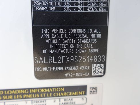Certified 2025 Land Rover Discovery Dynamic SE AWD/4WD image 40