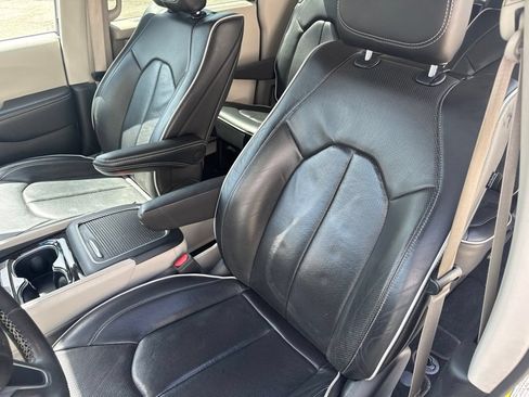 Used 2023 Chrysler Pacifica Limited w/ Uconnect Theater Family Group FWD image 29