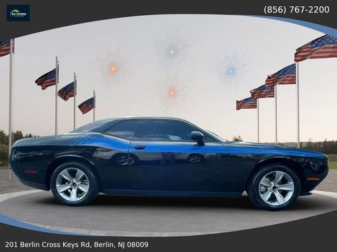 Used 2017 Dodge Challenger SXT w/ Driver Convenience Group RWD image 8