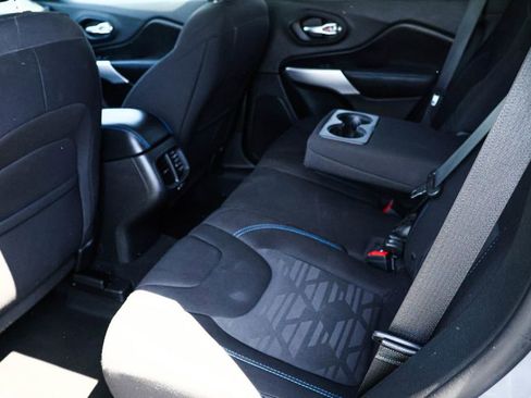 Used 2019 Jeep Cherokee Latitude AWD/4WD image 27