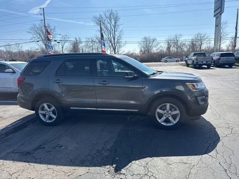 Used 2017 Ford Explorer XLT w/ Equipment Group 202A image 2