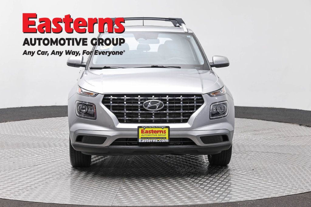Used 2023 Hyundai Venue SEL FWD image 2