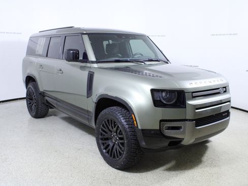 Used 2023 Land Rover Defender 130 X-Dynamic SE image 4