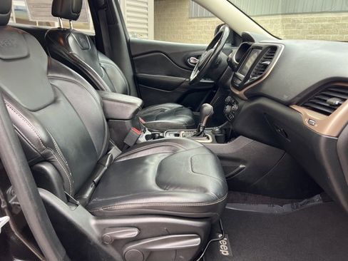 Used 2017 Jeep Cherokee Limited image 11