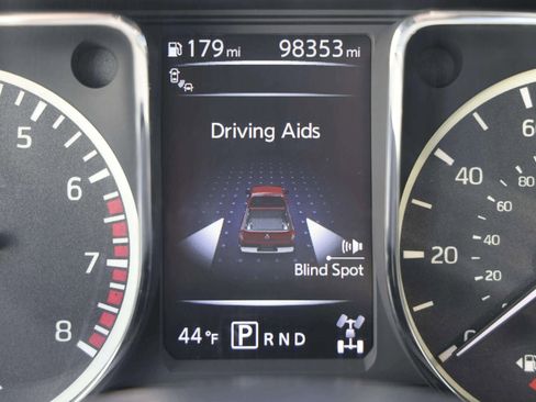 Used 2017 Nissan Titan SV image 24