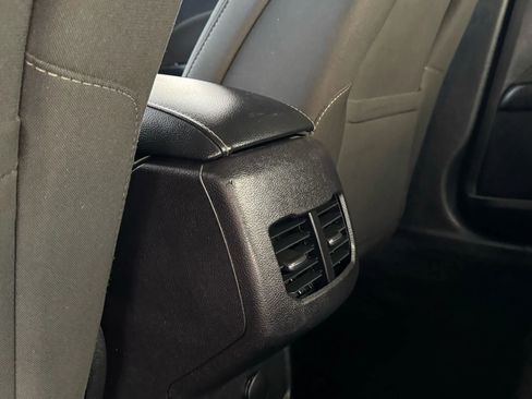 Used 2017 Ford Fusion SE w/ Fusion SE Technology Package image 18