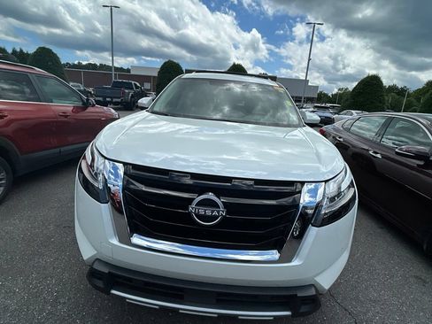 Used 2024 Nissan Pathfinder Platinum w/ Cargo Package AWD/4WD image 21