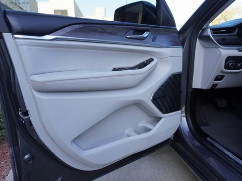 Used 2022 Jeep Grand Cherokee Overland image 8