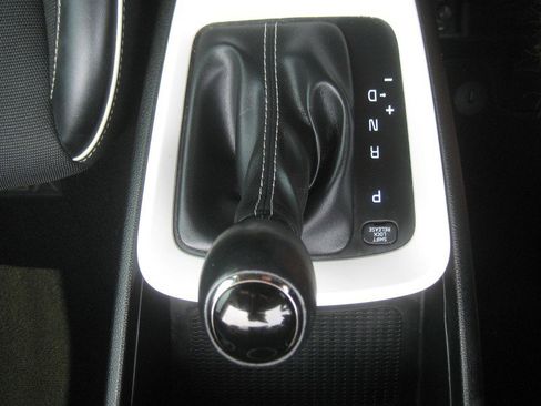 Used 2022 Hyundai Venue Limited image 18