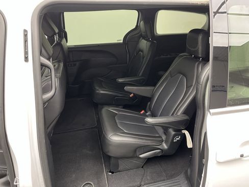 Used 2025 Chrysler Pacifica Select image 10