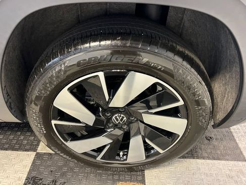 Used 2024 Volkswagen Atlas Cross Sport SE FWD image 16
