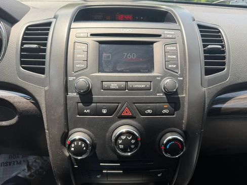 Used 2013 Kia Sorento LX w/ Convenience Pkg FWD image 16