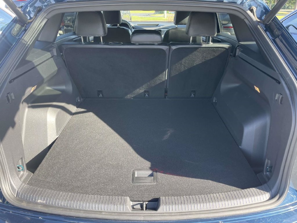 Certified 2021 Volkswagen Atlas Cross Sport SE w/ Panoramic Sunroof Package FWD image 19