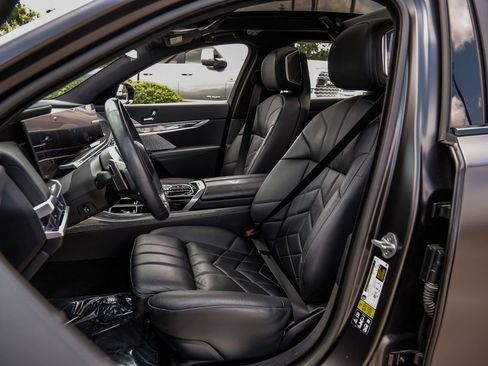 Used 2024 BMW 760i xDrive AWD/4WD image 42
