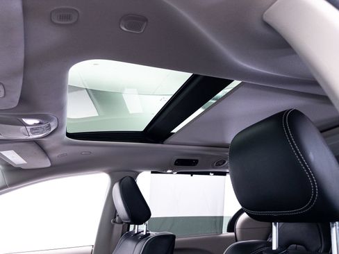 Used 2023 Chrysler Pacifica Limited w/ Uconnect Theater Family Group FWD image 7