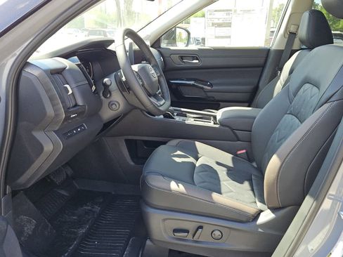 New 2026 Nissan Pathfinder Platinum FWD image 3