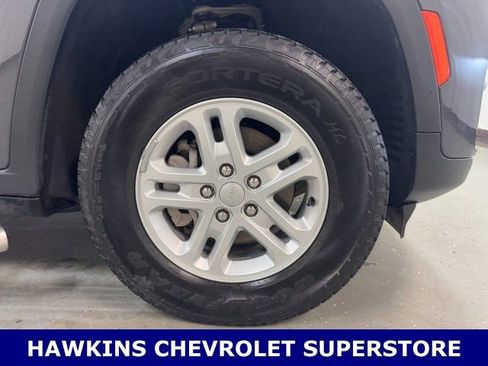 Used 2023 Jeep Grand Cherokee Laredo w/ Luxury Tech Group I image 43