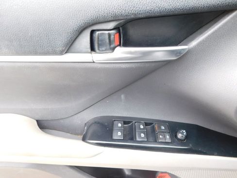 Used 2018 Toyota Camry LE image 23