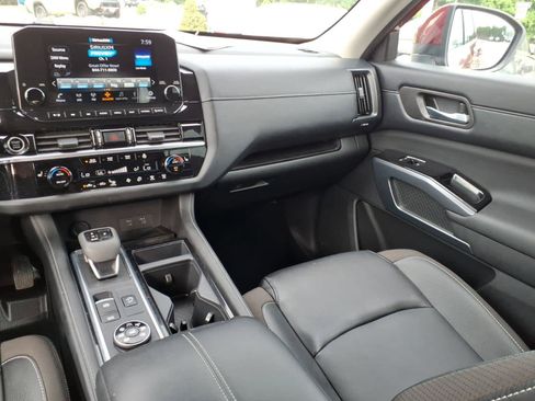 Certified 2024 Nissan Pathfinder SL AWD/4WD image 15