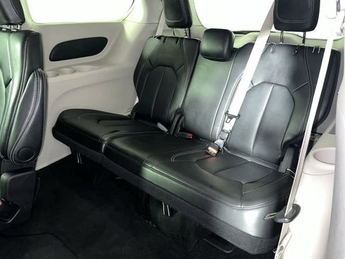 Used 2024 Chrysler Pacifica Touring-L image 25