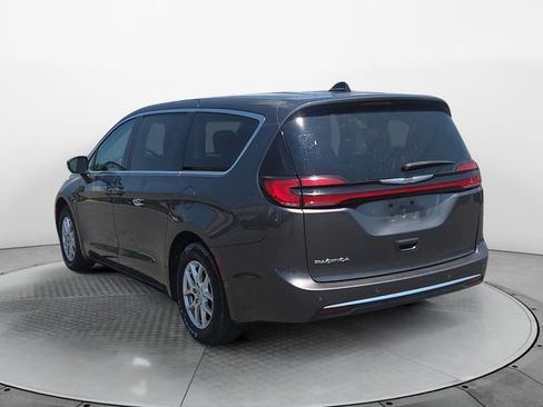 Used 2023 Chrysler Pacifica Touring-L FWD image 3