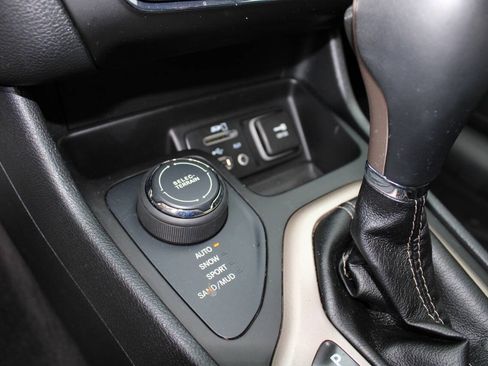 Used 2016 Jeep Cherokee High Altitude AWD/4WD image 17