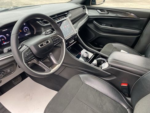 Used 2023 Jeep Grand Cherokee L Laredo image 25