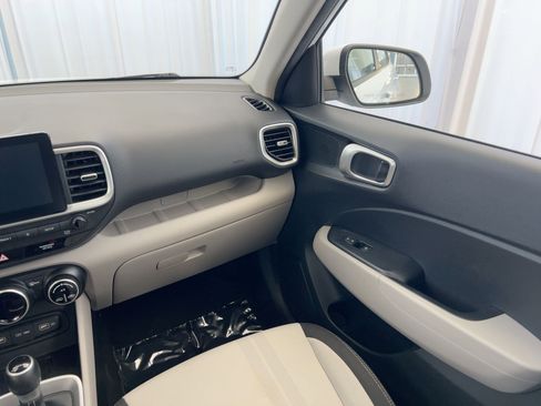 Used 2022 Hyundai Venue SEL image 27