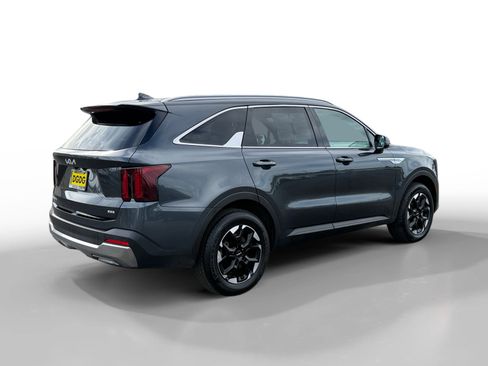 Used 2024 Kia Sorento S image 5