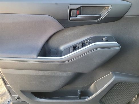 Used 2023 Toyota Highlander LE image 34