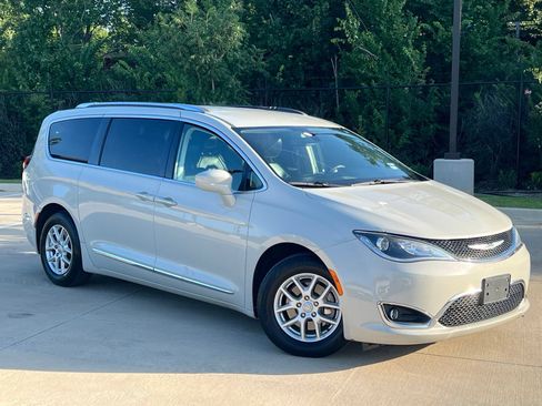 Used 2020 Chrysler Pacifica Touring-L FWD image 1