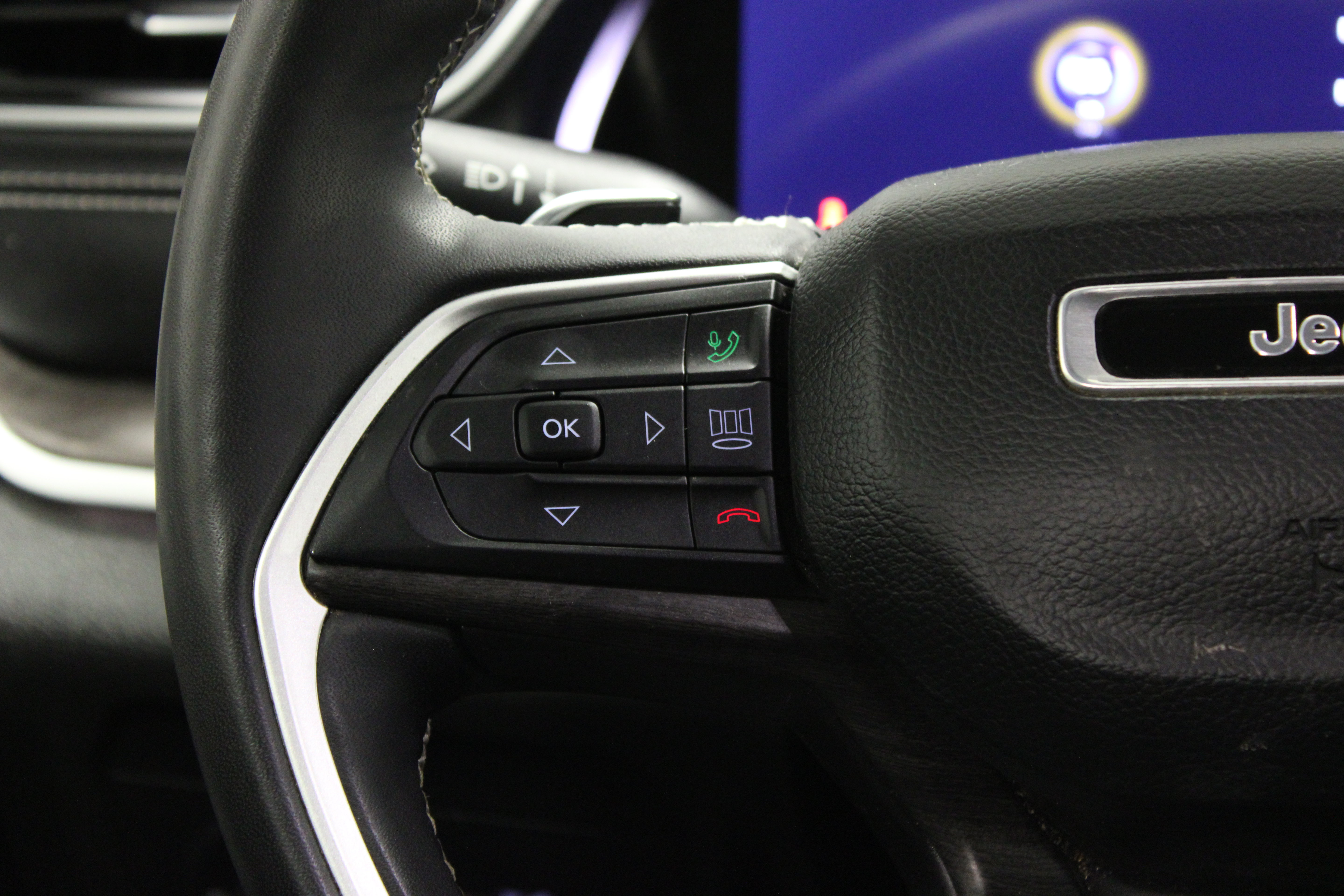 Used 2023 Jeep Grand Cherokee Limited AWD/4WD image 19