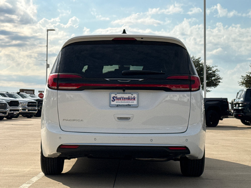 New 2027 Chrysler Pacifica Select FWD image 7