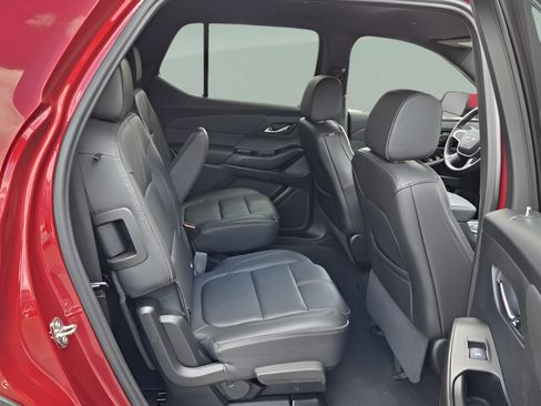 Used 2023 Chevrolet Traverse RS FWD image 14