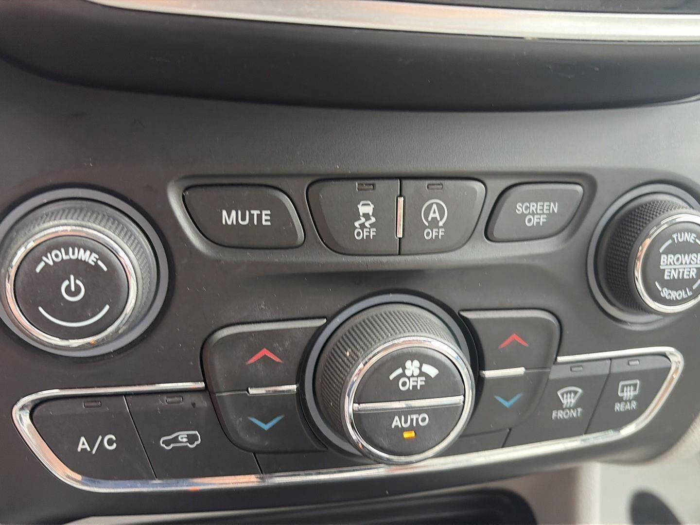 Used 2019 Jeep Cherokee Limited AWD/4WD image 24