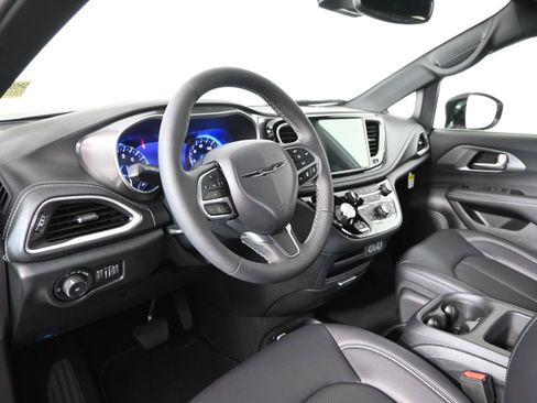 Used 2025 Chrysler Pacifica Select image 25