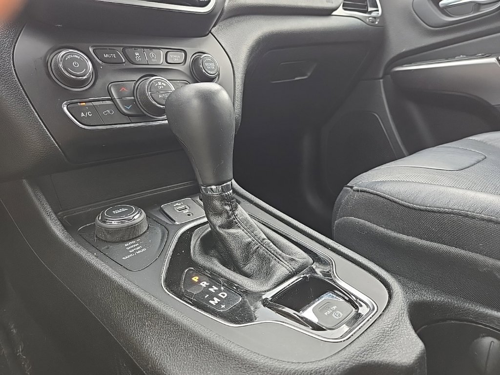 Used 2019 Jeep Cherokee Limited AWD/4WD image 28