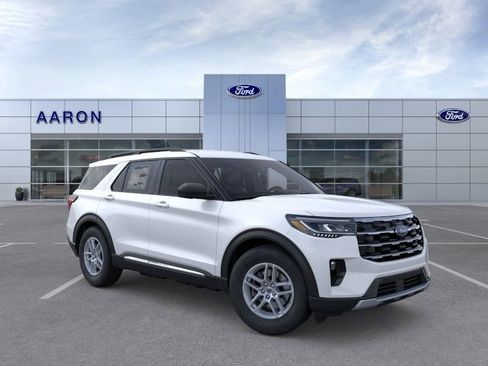 Used 2025 Ford Explorer Active w/ Active Comfort Package RWD image 8