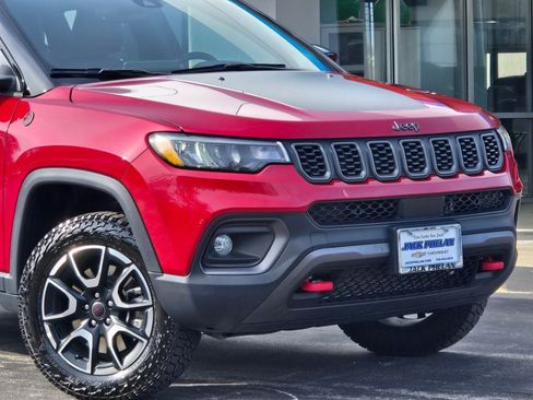 Used 2025 Jeep Compass Trailhawk AWD/4WD image 3