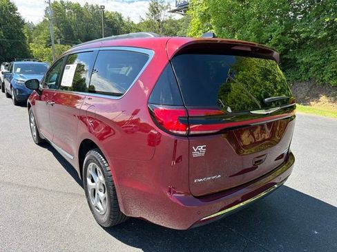 Used 2023 Chrysler Pacifica Limited AWD/4WD image 11