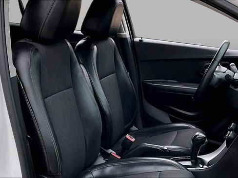 Used 2020 Chevrolet Trax LT w/ LT Convenience Package FWD image 9