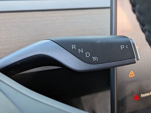 Used 2024 Tesla Model Y 2WD image 17