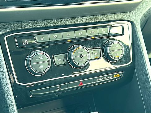 Used 2020 Volkswagen Atlas Cross Sport SEL R-Line image 33