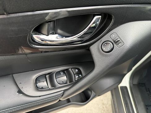 Used 2020 Nissan Rogue SV FWD image 18