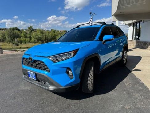 Used 2021 Toyota RAV4 XLE Premium image 3