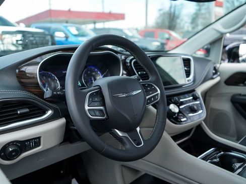 Used 2024 Chrysler Pacifica Limited image 6