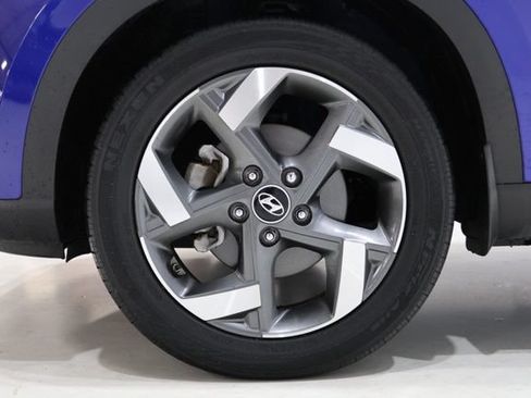 Used 2023 Hyundai Venue SEL FWD image 9