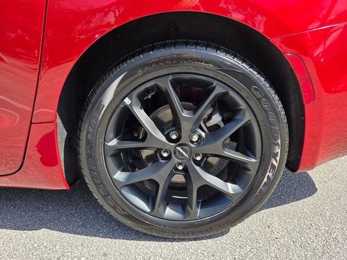 Used 2025 Chrysler Pacifica Limited FWD image 17