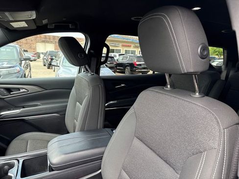 Used 2025 Chevrolet Traverse LT AWD/4WD image 9