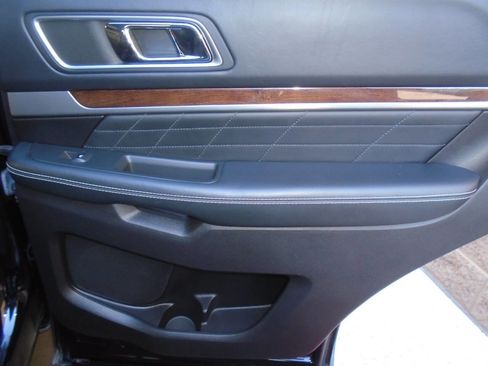 Used 2017 Ford Explorer Platinum image 39